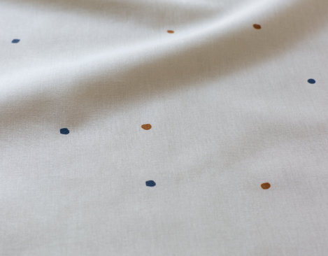 Bio Renforce Stoff aus reiner Bio-Baumwolle mit Punktemuster in Beige von Cotonea fabrics 