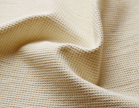 Bio Waffelpikee Stoff mit kleinem Muster aus kbA Baumwolle in Natur von Cotonea fabrics