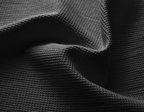 Bio Waffelpikee Stoff mit kleinem Muster aus kbA Baumwolle in Schwarz von Cotonea fabrics