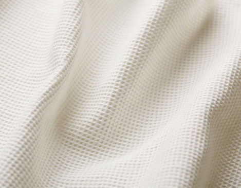 Bio Waffelpikee Stoff mit kleinem Muster aus kbA Baumwolle in Weiß ohne optische Aufheller von Cotonea inside